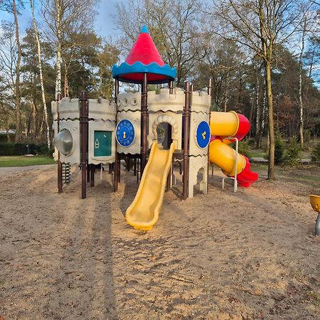 Het Veluwse Boshuisje Knus Chalet Met Omheinde Tuin Op De Veluwe Hoenderloo Bagian luar foto