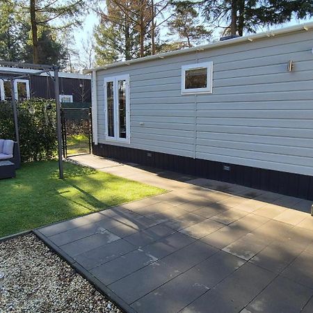 Het Veluwse Boshuisje Knus Chalet Met Omheinde Tuin Op De Veluwe Hoenderloo Bagian luar foto